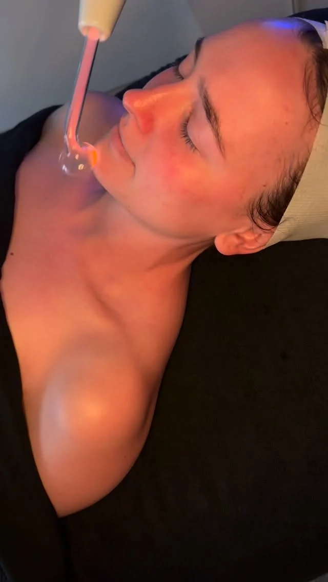 High frequency treatment in action. Delivering rejuvenated skin, reduced blemishes and redness all while eliminating bacteria that causes breakouts 😌